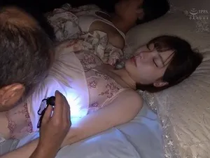 Một nữ thần nổi tiếng trên mạng, khiêu vũ và tạo dáng nóng bỏng, âm hộ hồng không lông, mở rộng cận cảnh và ướt át