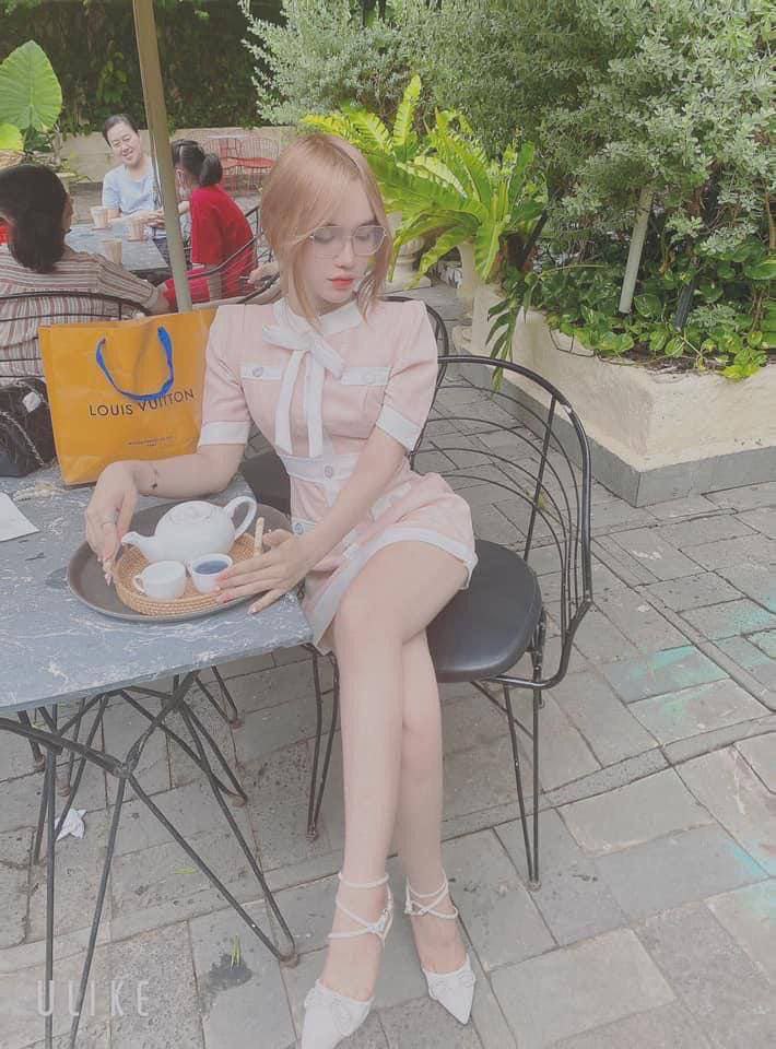 Nữ thần cao lớn và xinh đẹp xé toạc ga trải giường trong lúc lên đỉnh