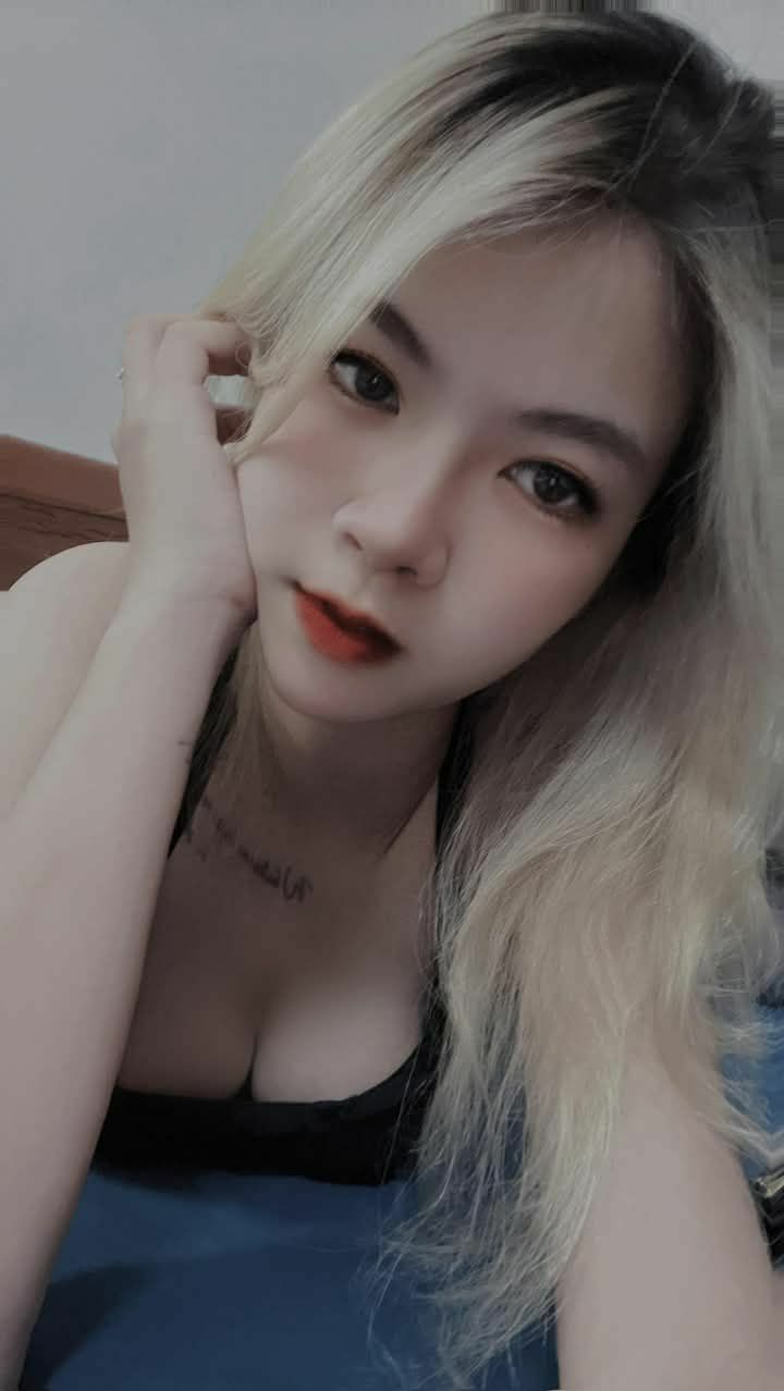 Cận cảnh Melody Marks bú buồi cha dượng đầu hói